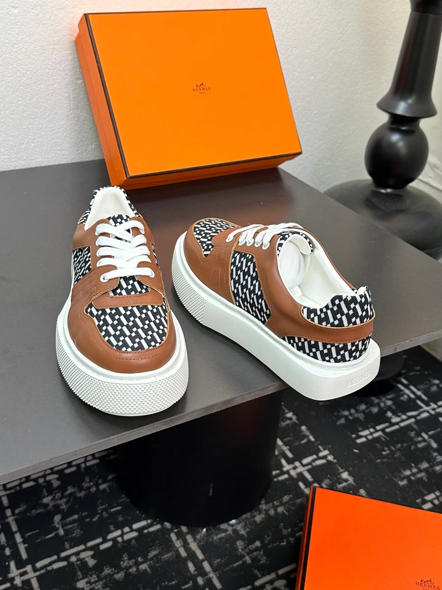p700💰Men's shoes ❤️❤️Hermes top version# Hermès deep series couple's small white shoes casual skateboard shoes Stylish graphic design to create retro style Upper: cowhide material Lining: sheepskin lining Outsole: TPU outsole Size: 38-45